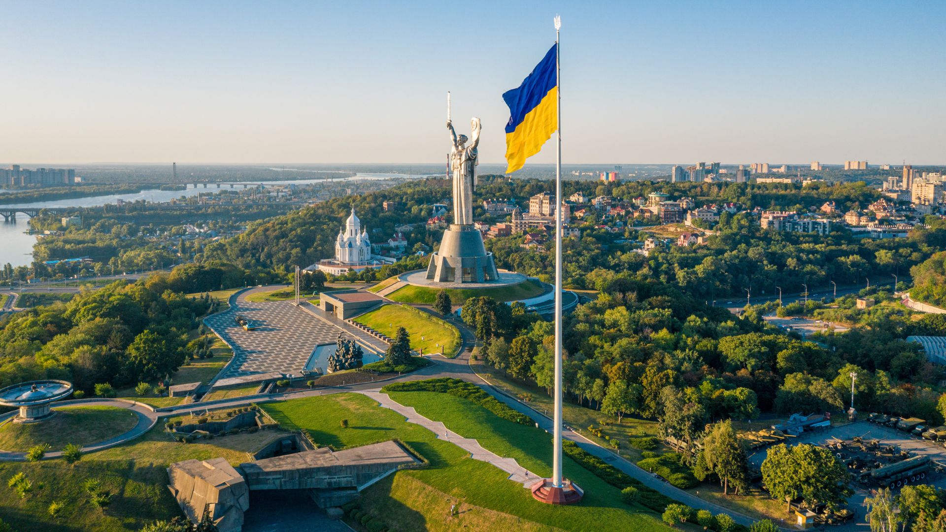 Panoramic view over the main building of the War Museum and the Motherland Monument © Wikimedia Commons