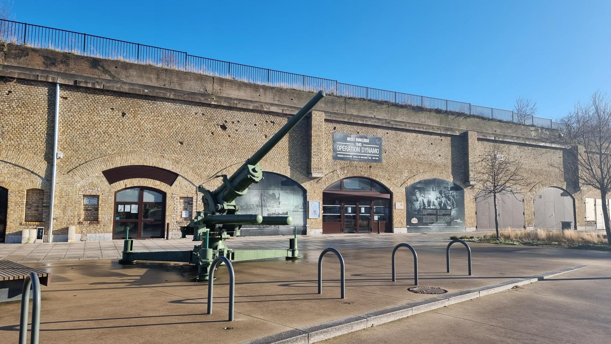 Entrance of the Dunkirk War Museum. A square with an historical cannon in the middle