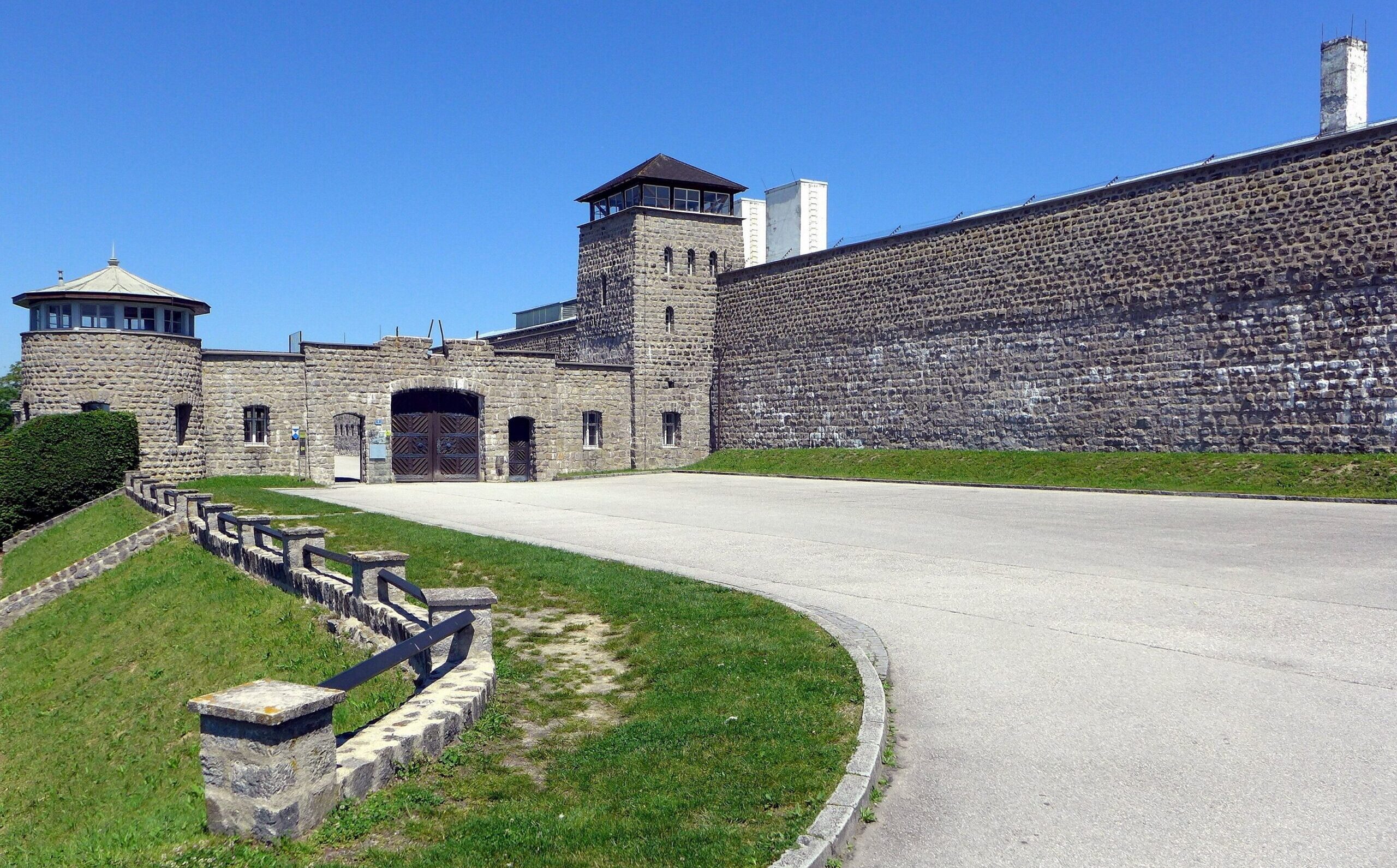 Einfahrtsgebäude_zum_KZ_Mauthausen_2014_2_(Ausschnitt)